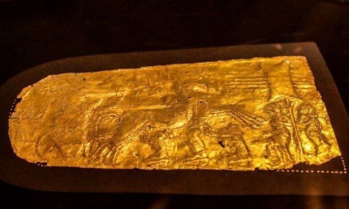 Tiết lộ 5.300 đồ vật vô cùng quý giá trong kho báu bằng vàng của Pharaoh Tutankhamun Một đồ tạo tác bằng vàng chạm nổi trong mộ pharaoh Tutankhamun. Ảnh: AFP.