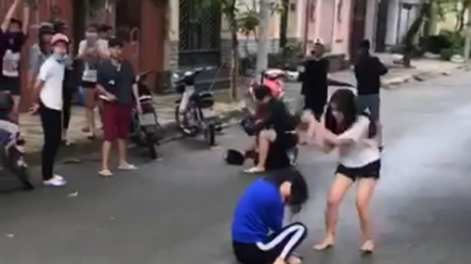 Hai nữ sinh bị đánh dã man giữa đường Nữ sinh áo tráng dùng mũ bảo hiểm đánh tới tấp vào đầu nữ sinh áo xanh trước chứng kiến của nhiều người