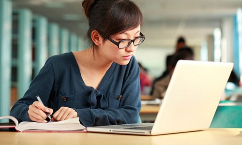 Đào tạo khắt khe, tiến sĩ ở Mỹ nhận lương hàng trăm nghìn USD Chỉ khoảng 70% học viên tiến sĩ ở Mỹ có thể nhận bằng. Ảnh minh họa: Continuinged.