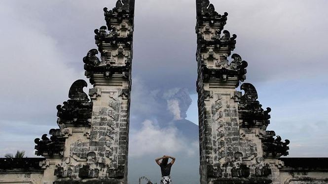 Còn người Việt Nam mắc kẹt ở Bali vì núi lửa Ảnh: AP