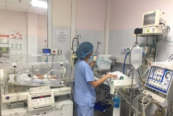 6 trẻ nhiễm khuẩn điều trị viện Nhi Trung ương được tiếp xúc với mẹ Các bệnh nhi từ Bắc Ninh chuyển lên đang được điều trị tại Bệnh viện Nhi Trung ương. Ảnh: Bệnh viện cung cấp.