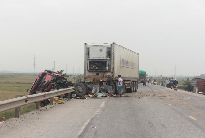 Xe tải đâm nhau gây tai nạn liên hoàn trên đường tránh Vinh Hiện trường vụ tai nạn.