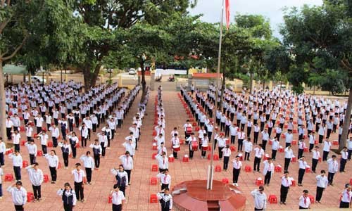 'Đọt chuối non' lần thứ 10: Nhường học bổng, san sẻ hạnh phúc Buổi chào cờ trường THCS Lương Thế Vinh