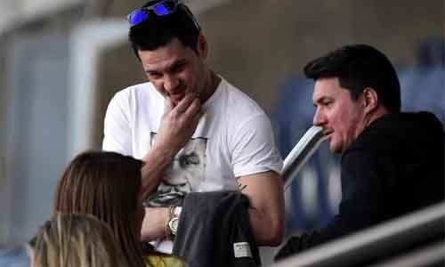 Anh trai Messi bị bắt, đối mặt án tù 8 năm Hai anh trai của Messi, Matias (áo trắng) và Rodrigo (áo đen) trong một lần dự khán buổi tập của Barca. Ảnh: Sun
