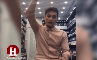 Cười không ngậm được miệng với trò thử kính cường lực vỡ luôn màn hình Cười không ngậm được miệng với trò thử kính cường lực vỡ luôn màn hình