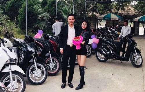 Màn tỏ tình hoành tráng của chàng trai Nam Định, dắt bạn gái đi giữa 29 xe SH Chàng trai tỏ tình với bạn gái bằng 29 chiếc xe SH 150i. Ảnh: FBNV.
