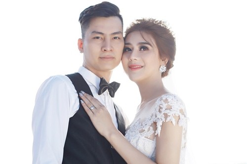 Nhà chồng Lâm Khánh Chi đón nhận con dâu chuyển giới ra sao? Chồng sắp cưới của ca sĩ tên Trần Phi Hùng. Anh sinh năm 1985, quê gốc Nam Định và đang làm công việc kinh doanh ở TP HCM.