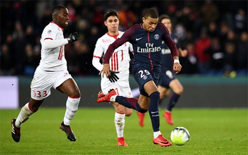 Mbappe chạy ghi bàn gần bằng tốc độ của siêu sao điền kinh Tốc độ ở tuổi teen giúp Mbappe "cắt đuôi" được hàng thủ Lille. Ảnh: DS