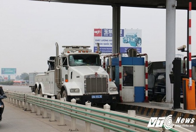 Cận cảnh xe cứu hộ 'khủng' giá 22 tỷ đồng ở BOT quốc lộ 5 Chiếc xe cứu hộ "khủng" xuất hiện tại BOT quốc lộ 5. (Ảnh: Tùng Lâm)