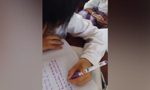 Kinh ngạc cậu bé ở Kiên Giang viết ngược mọi hướng bằng tay trái Kinh ngạc cậu bé ở Kiên Giang viết ngược mọi hướng bằng tay trái