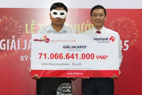 Cuộc sống của thợ hàn sau một năm trúng Jackpot hơn 71 tỷ Chiếc mặt nạ khá bé mang hôm nhận giải khiến nhiều người nhận diện ra anh.
