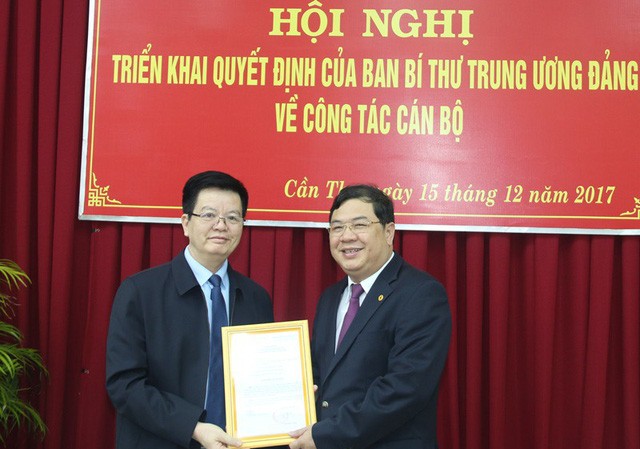 Phó Bí thư Cần Thơ làm Phó Trưởng Ban Nội chính Trung ương Ông Mai Văn Chính - uỷ viên Ban chấp hành Trung ương Đảng, Phó trưởng Ban Tổ chức Trung ương trao quyết định cho ông Phạm Gia Túc