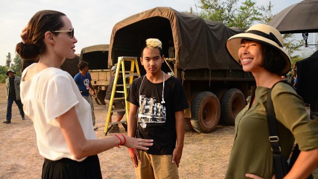 Vì sao phim của Angelina Jolie bị loại khỏi đề cử Oscar 2018 Angelina cùng con trai Maddox và tác giả cuốn First They Killed My Father. (Ảnh: Screendaily)