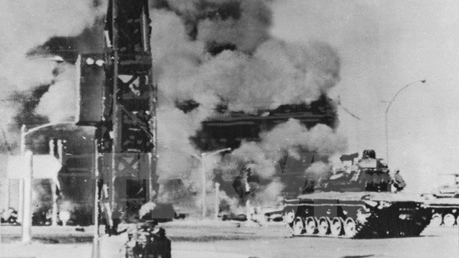 Tổng tiến công Xuân 1968: Kinh nghiệm, giá trị vận dụng trong hiện tại Một căn cứ của Mỹ ngụy ở Sài Gòn bị quân Giải phóng tấn công, đốt cháy. (Ảnh:Tư liệu TTXGP)