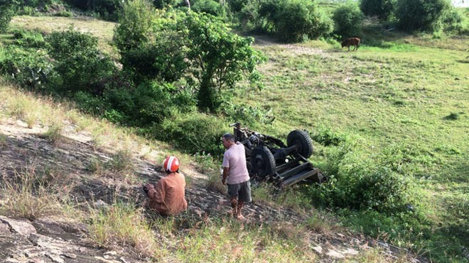 Xe công nông bị tàu hỏa kéo lê gần 400m như phim Phần thân của xe công nông bị kéo lê gần 400 m