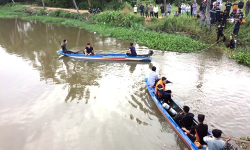 Nam thanh niên mất tích khi lao xuống sông cứu bạn gái Cảnh sát cứu hộ tỉnh Bình Dương tìm kiếm đôi nam nữ. Ảnh: Nguyệt Triều.