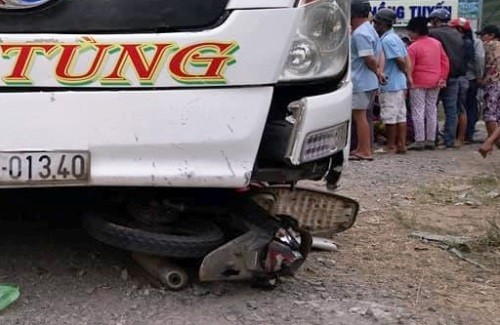 Ôtô khách giường nằm húc ba xe máy, hai người chết Xe khách cuốn hai xe máy vào gầm, hai người tử vong. Ảnh: Trường Hà.