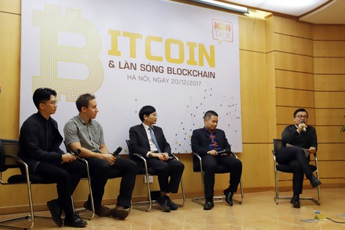 Chủ tịch SSI: 'Bitcoin đang như cục than nóng' Nhiều người đang đổ xô vào Bitcoin để đầu tư. Ảnh: NDH.