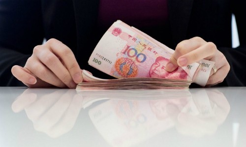 Chồng tự đập vỡ đầu để... giấu vợ chuyện bị trừ lương Ảnh minh họa.