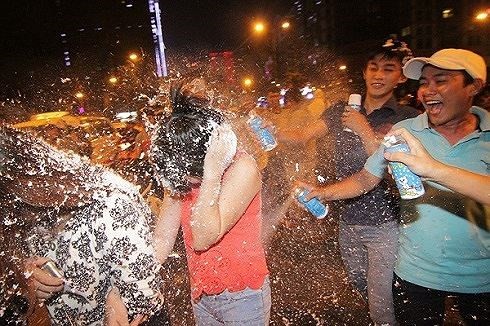 Nỗi kinh hoàng từ bình xịt tuyết nhân tạo Nhóm thanh niên sử dụng bình xịt tuyết vui đùa trên phố