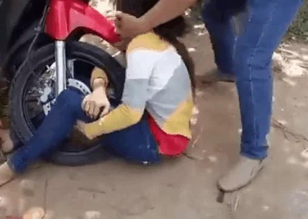 Xôn xao chồng kẹp cổ đạp vợ túi bụi giữa đường mặc con gào khóc van xin Người chồng liên tục dùng tay đánh vợ, kéo lê đi và buông những lời lẽ vô cùng xúc phạm
