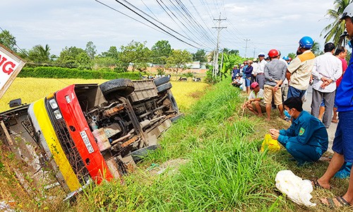 Xe buýt lao xuống ruộng, một người tử vong Xe buýt lật xuống ruộng. Ảnh: Hoàng Nam.
