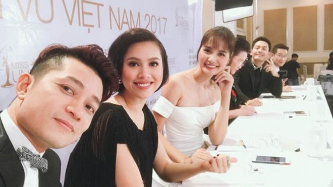 Vì sao Hoa hậu Hương Giang rút khỏi vị trí giám khảo HHHV Việt Nam 2017 Do vướng lịch trình nên Hoa hậu Hương Giang đành rút lui khỏi vị trí giám khảo của cuộc thi.