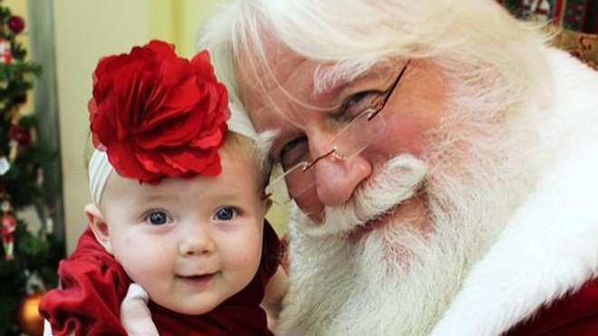 Mẹ có nên tiết lộ sự thật về ông già Noel cho bé Việc để bé tin tưởng vào ông già Noel không hề có hại cho tâm lý của bé mà nó còn cần thiết cho sự phát triển cảm xúc của bé sau này. (Ảnh minh họa)