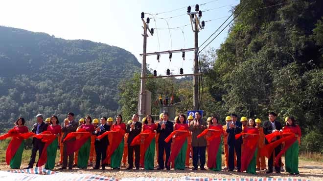 Đưa điện lưới quốc gia về bản trắng điện thôn Lân Hát Đưa điện lưới quốc gia về bản trắng điện thôn Lân Hát