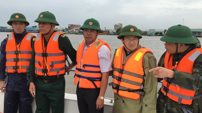 145 tàu thuyền Cà Mau trú bão Tembin tại Malaysia và Thái Lan Phó Thủ tướng Trịnh Đình Dũng kiểm tra công tác ứng phó bão tại của biển Sông Đốc (Trần Văn Thời, Cà Mau).
