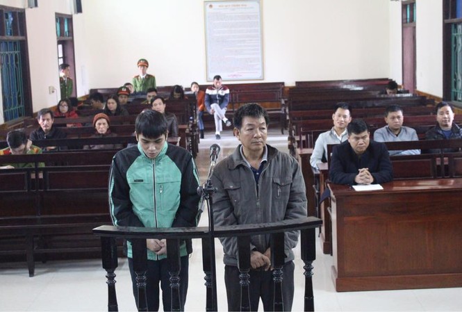 Tài xế hất văng CSGT xuống đường lĩnh 10 năm tù Hai bị cáo Phan Thành Hưng và Từ Công Thọ trước vành móng ngựa.