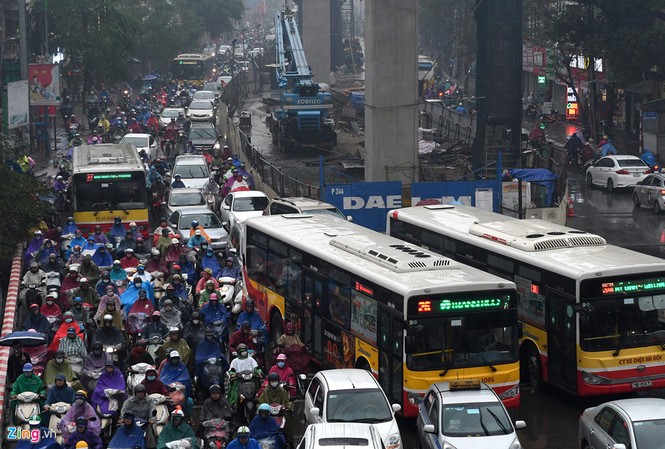 Ôtô, xe máy nhích từng mét trong ngày Hà Nội mưa rét Ôtô, xe máy nhích từng mét trong ngày Hà Nội mưa rét