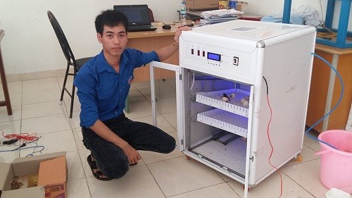 Chàng sinh viên “ấp trứng” bằng công nghệ IoT Võ Ngọc Tiếng và chiếc máy ấp trứng cho mình thiết kế. Ảnh: NVCC.