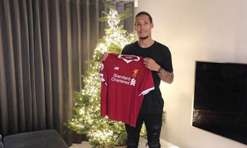 Chi 75 triệu bảng, Liverpool mua hậu vệ đắt giá nhất thế giới Virgil van Dijk cầm trên tay áo đấu của Liverpool. Ảnh: Getty Images