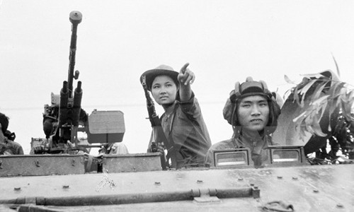 Tổng tiến công Xuân 1968: Ký ức của những người anh hùng Nữ biệt động Sài Gòn hướng dẫn quân Giải phóng tiến vào sân bay Tân Sơn Nhất. (Ảnh: Tư liệu TTXVN)
