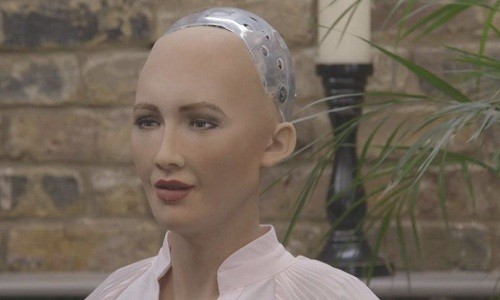 Nữ Robot thay đổi 180 độ sau khi đòi hủy diệt nhân loại Robot Sophia. Ảnh: BBC.