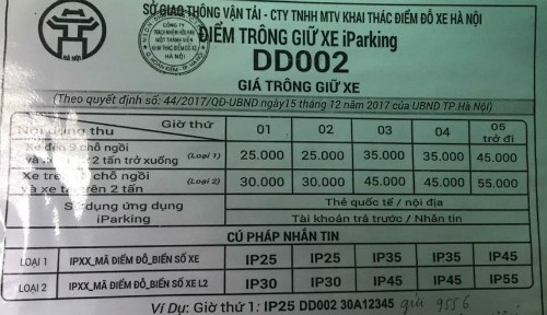 Nhiều tài xế ôtô ở Hà Nội bất ngờ vì giá trông giữ xe tăng mạnh Bảng giá trông giữ xe tính theo giờ ở quận Đống Đa. Ảnh: Phong Sơn