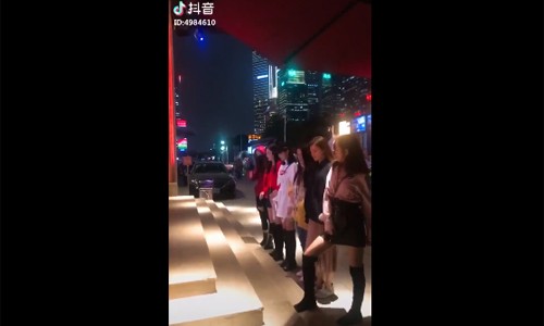 Giới trẻ Trung Quốc hào hứng với trào lưu 'chân ai dài hơn' Giới trẻ Trung Quốc hào hứng với trào lưu 'chân ai dài hơn'