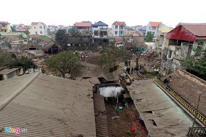 Tướng Lê Mã Lương: Đơn vị quân đội không được bán đạn, vật liệu nổ 10 ngôi nhà bị phá hủy, hư hại sau vụ nổ. Ảnh: Lê Hiếu.