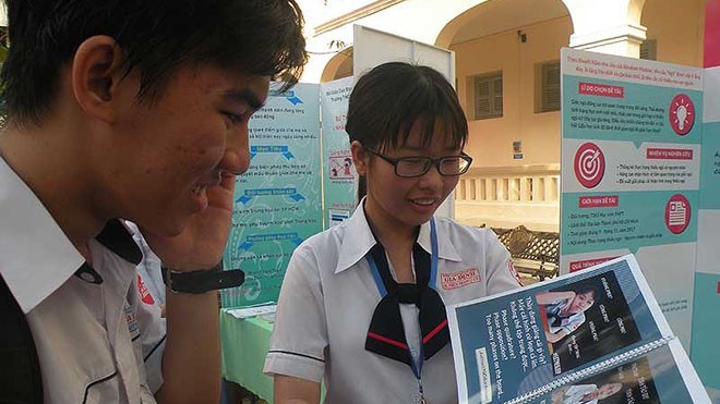 Học sinh ngủ ngày 5 tiếng 'kêu cứu' thầy cô Các tác giả đề tài “Vấn đề thiếu ngủ…” đang giới thiệu với các bạn học sinh về bộ ảnh “Hãy cho em ngủ”. Ảnh: NQ