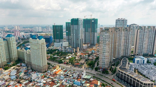 ‘Dấu hiệu của chứng khoán, bất động sản khá giống bong bóng 2007-2008“ Sự sôi động và hấp dẫn của kênh đầu tư bất động sản khiến chuyên gia lo ngại quay lại thời kỳ bong bóng 2007-2008. Ảnh: Lê Quân.
