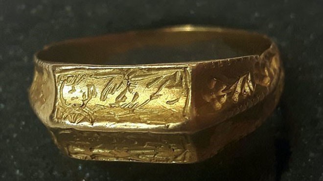 Vớ bẩm khi đào được nhẫn vàng cổ trên cánh đồng Cận cảnh chiếc nhẫn 20 carat. (Ảnh: Daily Mail).