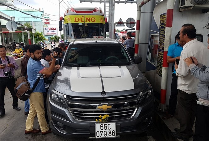 Tài xế đỗ xe 'ăn vạ', BOT Cần Thơ-Phụng Hiệp lúc xả, lúc thu Tài xế đỗ xe 'ăn vạ', BOT Cần Thơ-Phụng Hiệp lúc xả, lúc thu