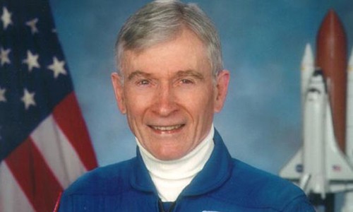 Người thứ 9 đi bộ trên Mặt Trăng qua đời vì viêm phổi Cựu phi hành gia tài năng của NASA, John Young. Ảnh: Guardian.