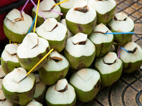 Thải độc và giảm cân trong ngày với loại đồ uống tự chế này Nước dừa vừa hỗ trợ giảm cân, vừa đẹp da. Ảnh: Boldsky.