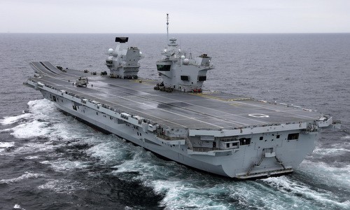 Lỗ hổng phòng thủ chí mạng trên tàu sân bay 4 tỷ USD của Anh Tàu sân bay HMS Queen Elizabeth trong chuyến thử nghiệm trên biển. Ảnh: Telegraph.