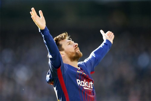 Hàng nghìn CĐV Real lăng mạ Messi Messi chia vui sau khi ghi bàn trong trận El Clasico. Ảnh: Reuters