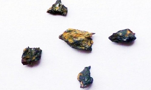 Viên đá độc nhất vô nhị chứa kim cương ngoài hành tinh Các mảnh vỡ của viên đá Hypatia. Ảnh: Science Daily.