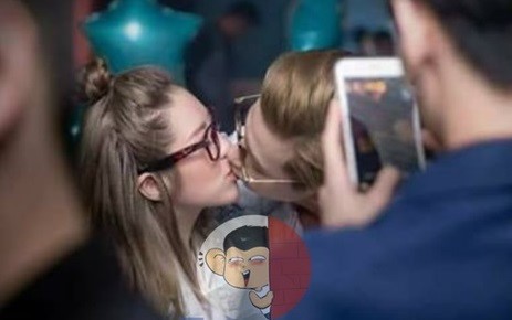 Bị chỉ trích vì bức ảnh hôn cô gái, 'hot boy học đường' nói gì? Bức ảnh hôn cô gái khiến Ngọc Hưng bị chỉ trích. Ảnh: FB.