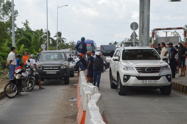 Trạm BOT Sóc Trăng ngày đầu thu phí mới: Tiếp diễn điệp khúc thu - xả Tài xế tiếp tục phản ứng tại BOT Sóc Trăng